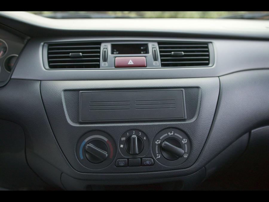  Mitsubishi Lancer Evolution RS 2004 года  (фото 2 из 20)